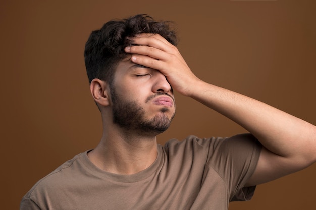 Foto gratuita retrato de hombre estresado tocando su frente