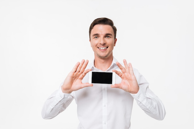 Foto gratuita retrato de un hombre exitoso confiado en una camisa blanca