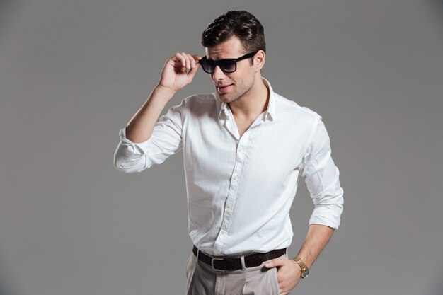 Retrato de un hombre exitoso feliz vestido con camisa blanca