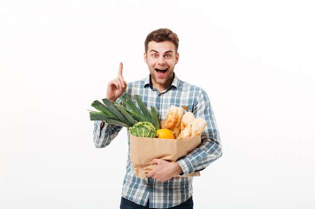 Retrato de un hombre feliz con bolsa de papel