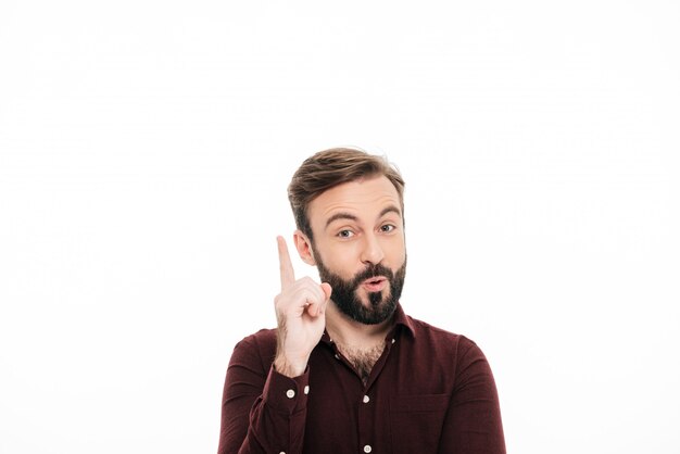 Retrato de un hombre feliz emocionado que tiene una idea