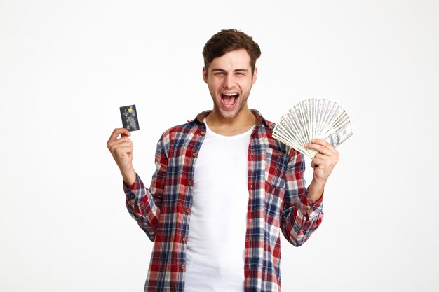 Retrato de un hombre feliz emocionado