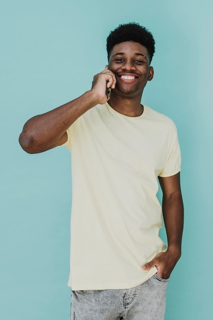 Retrato de hombre feliz hablando por teléfono inteligente