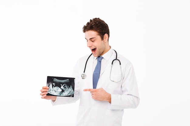 Foto gratuita retrato de un hombre feliz joven médico masculino con estetoscopio