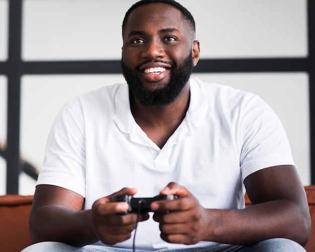 Foto gratuita retrato de hombre feliz jugando videojuegos