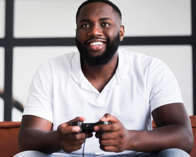Retrato de hombre feliz jugando videojuegos