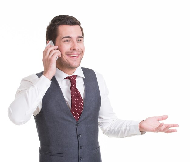 Retrato de hombre feliz llamando por móvil en casual. Comunicación conceptual.