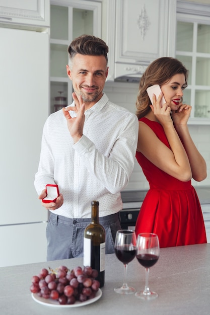 Retrato de un hombre feliz proponiendo a su novia