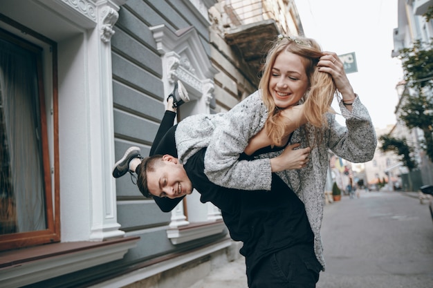 Retrato de hombre feliz rubia relación