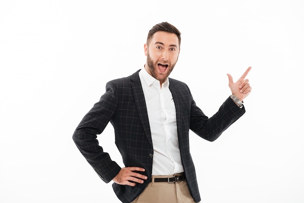 Foto gratuita retrato de un hombre feliz sonriente de pie