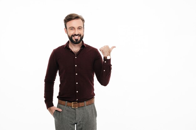 Retrato de un hombre feliz sonriente de pie