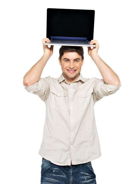 Retrato de hombre feliz sonriente con portátil en la cabeza con pantalla en blanco - aislado en blanco. Comunicación conceptual.