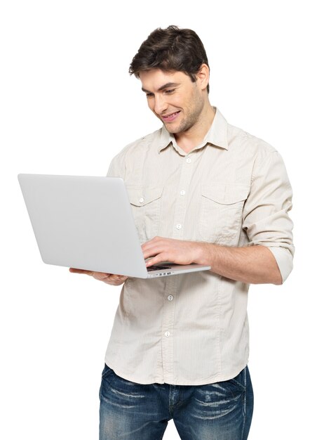 Retrato de hombre feliz sonriente con portátil en casual - aislado en blanco. Comunicación conceptual.