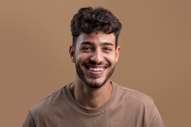 Retrato de hombre feliz sonriente