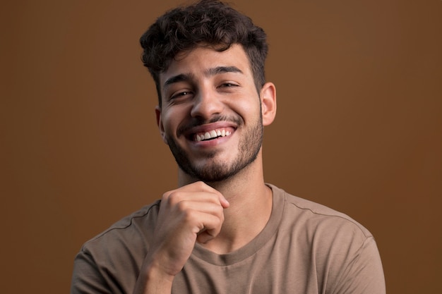 Foto gratuita retrato de hombre feliz sonriente