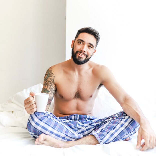 Retrato de un hombre feliz con taza de café