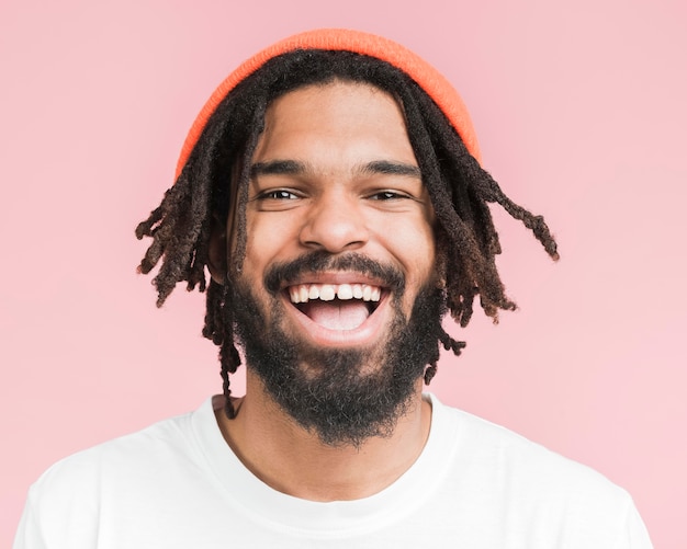 Foto gratuita retrato de un hombre feliz