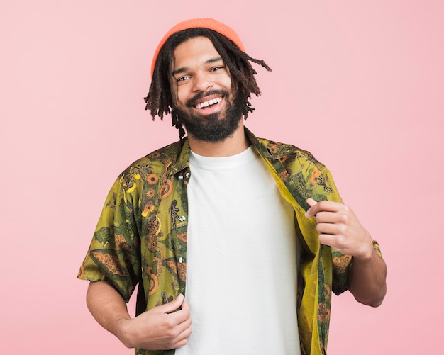 Foto gratuita retrato de un hombre feliz