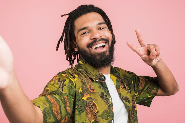 Foto gratuita retrato de un hombre feliz