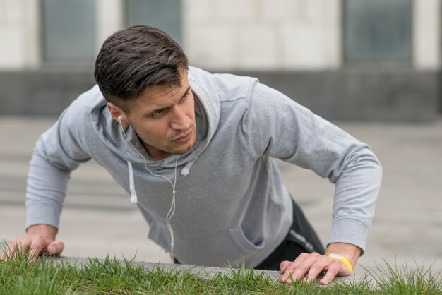 Retrato de hombre en forma haciendo flexiones