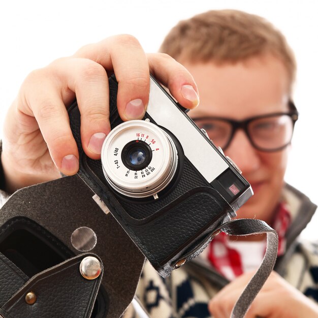 Retrato de un hombre fotógrafo con cámara retro