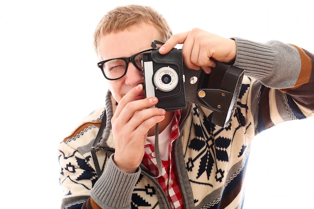 Foto gratuita retrato de un hombre fotógrafo con cámara retro