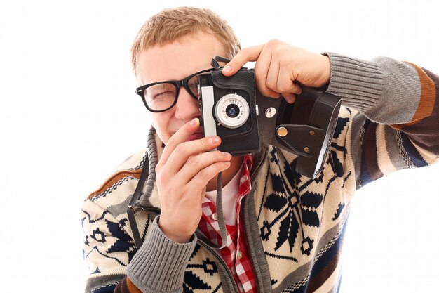 Retrato de un hombre fotógrafo con cámara retro