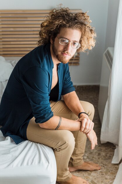 Retrato de hombre con gafas pensando