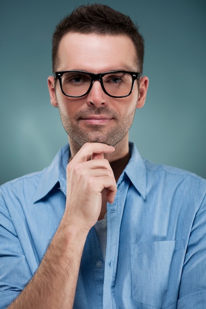 Retrato de un hombre con gafas