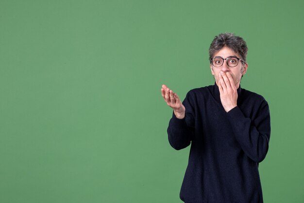 Retrato de hombre genio en foto de estudio en la superficie verde de color horizontal estudiante masculino profesor de fotografía