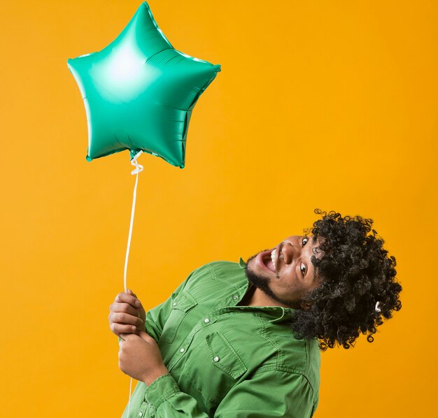 Retrato de hombre con globo de fiesta