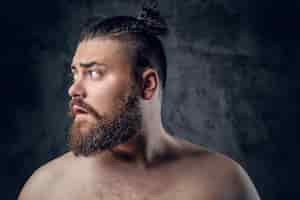 Foto gratuita retrato de un hombre gordo y barbudo sin camisa sobre fondo gris.