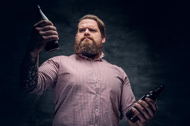 El retrato de un hombre gordo y barbudo sostiene botellas de cerveza.