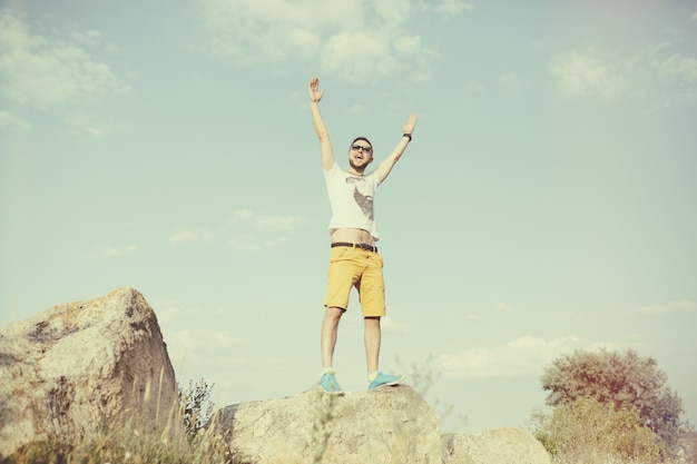 Retrato de hombre guapo al aire libre con un filtro de instagram vintage retro