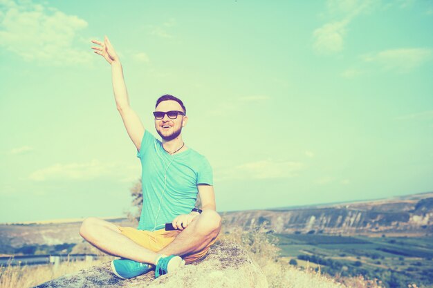 Retrato de hombre guapo al aire libre con un filtro de instagram vintage retro