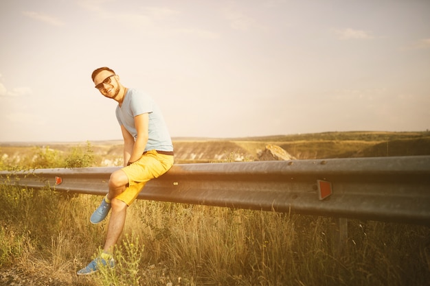 Foto gratuita retrato de hombre guapo al aire libre