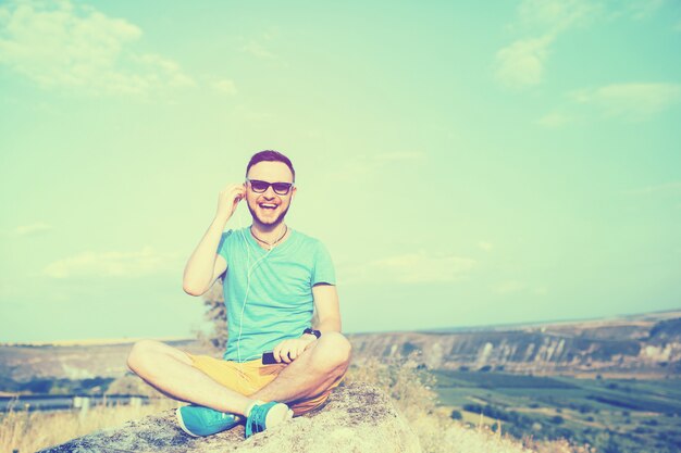 Retrato de hombre guapo al aire libre