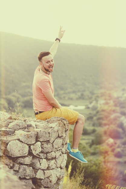 Retrato de hombre guapo al aire libre