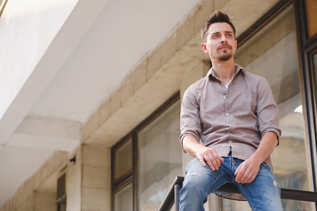 Foto gratuita retrato de hombre guapo al aire libre