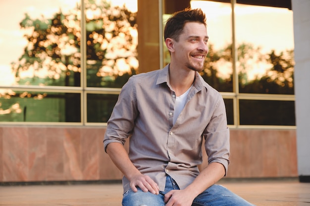 Foto gratuita retrato de hombre guapo al aire libre