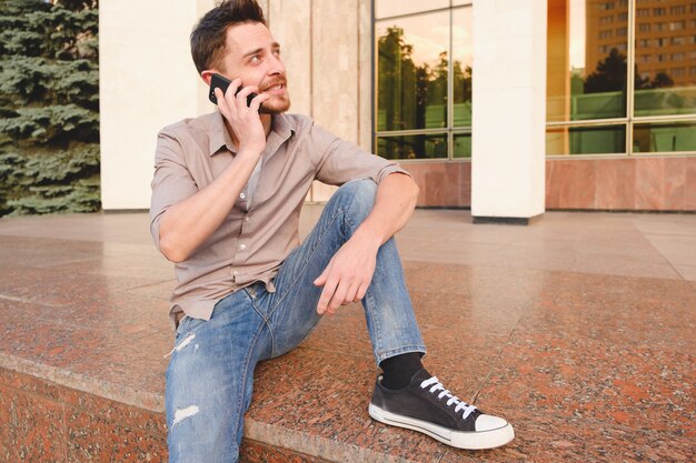 Retrato de hombre guapo al aire libre