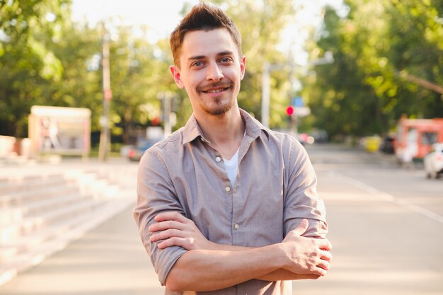 Retrato de hombre guapo al aire libre