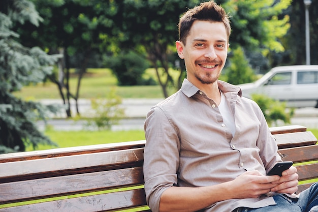 Retrato de hombre guapo al aire libre