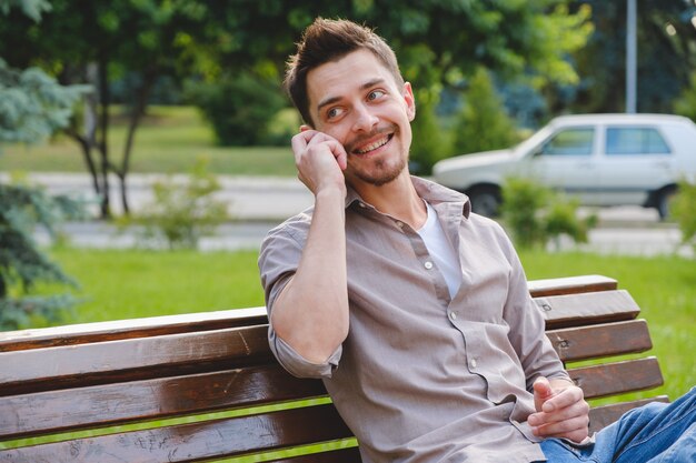 Retrato de hombre guapo al aire libre