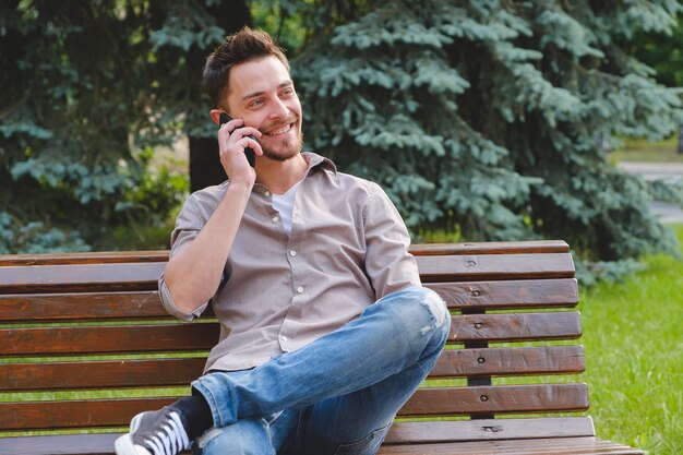 Retrato de hombre guapo al aire libre