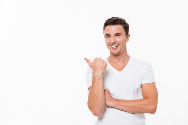 Foto gratuita retrato de un hombre guapo alegre con una camisa blanca