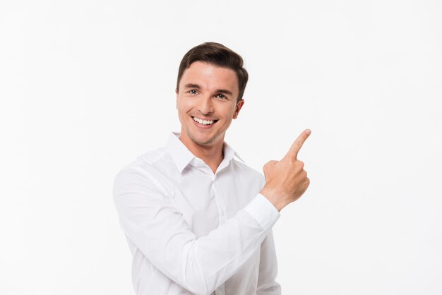 Retrato de un hombre guapo alegre