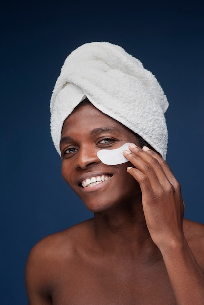 Retrato de un hombre guapo aplicando un parche en el ojo