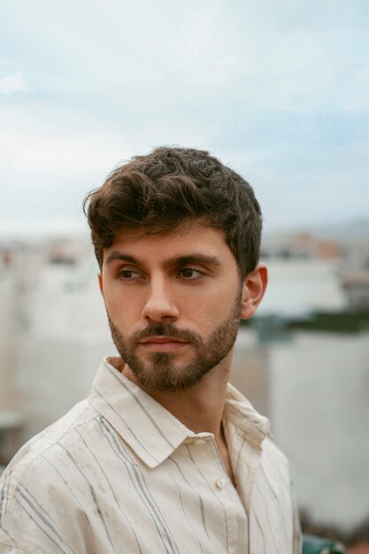 Retrato de hombre guapo con barba afuera