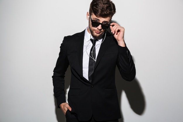 Foto gratuita retrato de un hombre guapo elegante con traje y corbata